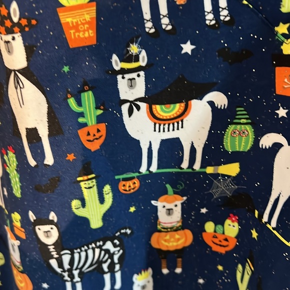 Halloween scrub top. - Picture 4 of 5